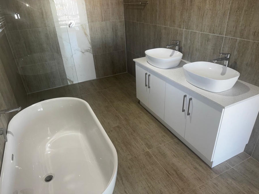 4 Bedroom Property for Sale in Wavecrest Eastern Cape